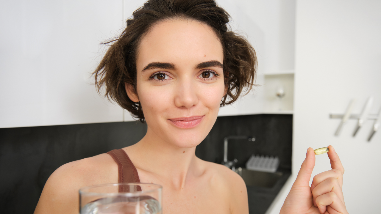 žena s lipozomálnym vitamínom v ruke